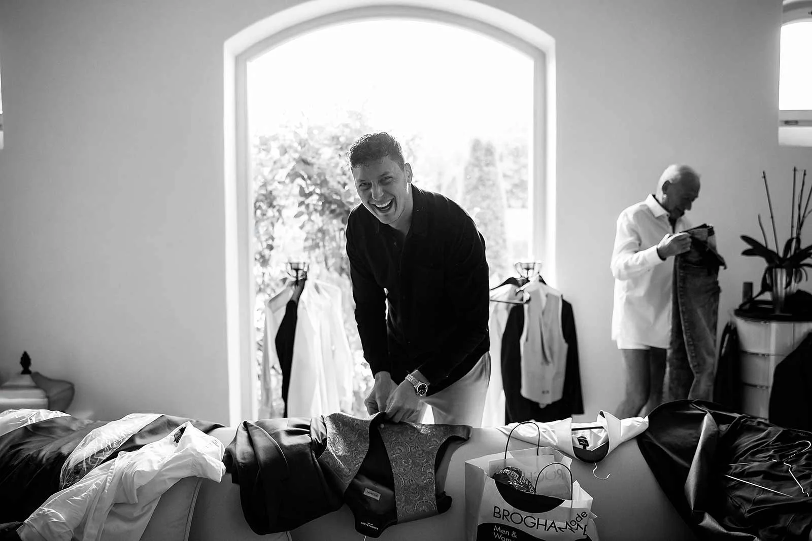 Ungeplantes Lachen beim gemeinsamen Ankleiden vor der Hochzeit